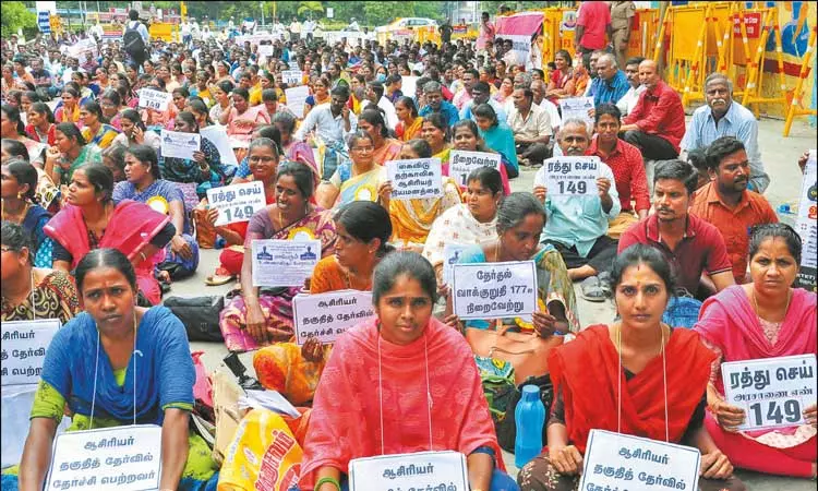 பணி நியமனம் செய்யக்கோரி ஆசிரியர் தகுதித்தேர்வில் தேர்ச்சி பெற்றவர்கள் உண்ணாவிரதம்