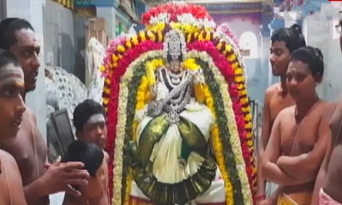 சரஸ்வதி பூஜை: கூத்தனூர் சரஸ்வதி அம்மன் கோயிலில் சிறப்பு பூஜை