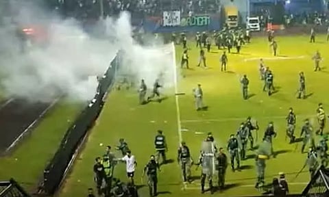 இந்தோனேசிய கால்பந்து மைதான வன்முறை விவகாரம் - கால்பந்து கிளப்பிற்கு ரூ.13 லட்சம் அபராதம் விதிப்பு