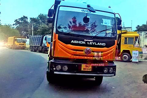 கீழ் சாத்தம்பூர் ஏரியில் மண் அள்ள பயன்படுத்திய பொக்லைன் எந்திரம், 4 லாரிகள் ‌பறிமுதல்