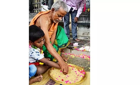 விழுப்புரத்தில் குழந்தைகளுக்கு கல்வியை தொடங்கும் வித்யாரம்பம் நிகழ்ச்சி