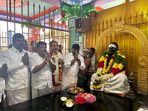 முத்துராமலிங்கத்தேவர் நினைவிடத்தில் பிரதமர் மோடியின் சகோதரர் மரியாதை