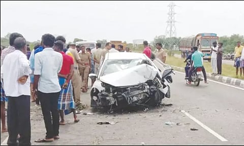 பாலத்தில் கார் மோதி சென்னை தம்பதி பலி: வங்கி ஊழியர் உள்பட 2 பேர் படுகாயம்