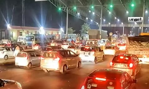 விடுமுறை முடிந்து சென்னை திரும்பிய மக்கள் - பரனூர் சுங்கச்சாவடியில் கடும் போக்குவரத்து நெரிசல்