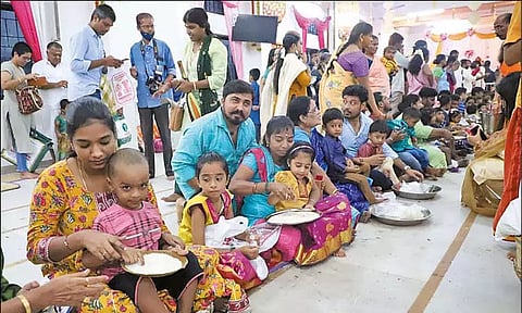 அரிசி, நெல்மணியில் 'அ' எழுதி மகிழ்ந்தனர்: கோவில்கள், பள்ளிகளில் எழுத்தறிவிக்கும் 'வித்யாரம்பம்' நிகழ்ச்சி