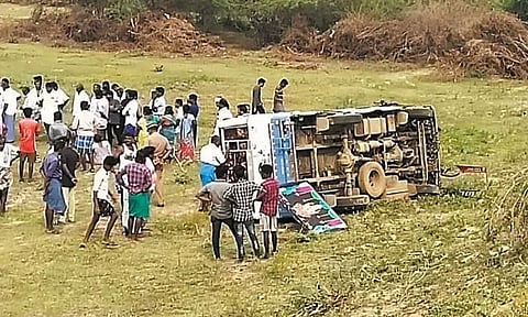 படப்பை அருகே வேன் கவிழ்ந்து முதியவர் பலி