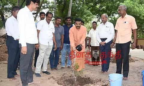 மரக்கன்றுகள் நடும் பணி