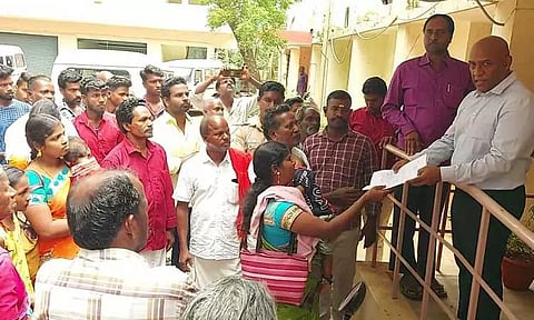 மாற்று இடம் வழங்கக்கோரி சப்-கலெக்டரிடம் கார்குடல் கிராம மக்கள் மனு