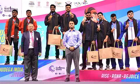 தேசிய விளையாட்டுப் போட்டி - பேட்மிண்டனில் தமிழக ஆண்கள் இரட்டையர் அணிக்கு வெள்ளிப்பதக்கம்