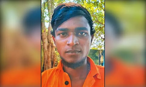 ஜன்னல் ஓர பயணிகளிடம் செல்போன் பறிக்க முயன்றபோது ஓடும் ரெயிலில் இருந்து தவறி விழுந்த கொள்ளையனின் கால் துண்டானது