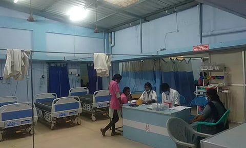 செங்கல்பட்டு அரசு ஆஸ்பத்திரி அவசர சிகிச்சை பிரிவில் மழைநீர் புகுந்ததால் நோயாளிகள் அவதி