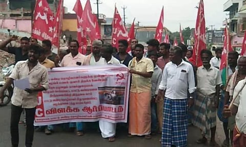 மணல் குவாரி திறக்கக்கோரி மாட்டுவண்டி தொழிலாளர்கள் மனு கொடுக்கும் போராட்டம்