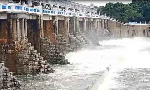 கிருஷ்ணா கால்வாய் சீரமைப்பு பணி முடியாததால் பூண்டி ஏரியில் மழைநீரை சேமிப்பதில் சிக்கல்