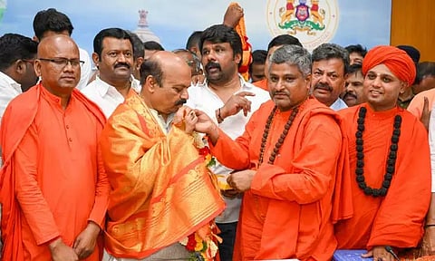 எஸ்.சி., எஸ்.டி. மக்களுக்கு கூடுதல் இடஒதுக்கீட்டிற்கு மந்திரிசபை ஒப்புதல்; முதல்-மந்திரி பசவராஜ் பொம்மைக்கு மடாதிபதிகள் நன்றி