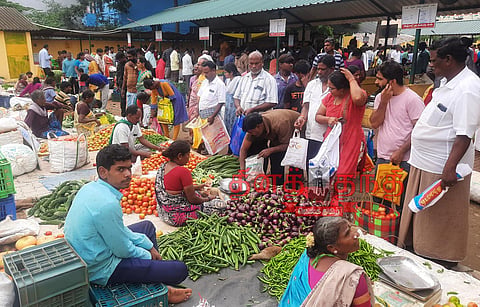 புரட்டாசி 3-வது சனிக்கிழமையையொட்டி தர்மபுரி உழவர் சந்தையில் ரூ.20½ லட்சத்துக்கு காய்கறி, பழங்கள் விற்பனை