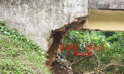 நடைபாலத்தின் ஒரு பகுதி உடைந்து விழுந்தது