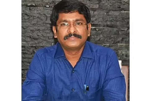 மழைக்காலத்திற்குள் தண்ணீர் தடையின்றி செல்ல வடிகால் வாய்க்காலை தூர்வார வேண்டும் நகராட்சி, பேரூராட்சி அதிகாரிகளுக்கு கலெக்டர் மோகன் உத்தரவு