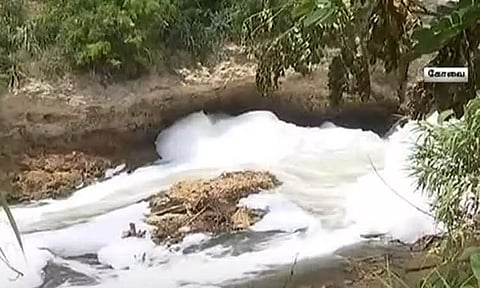 கோவை நொய்யல் ஆற்றில் ரசாயன கழிவுகளால் பொங்கி எழும் நுரை - பொதுமக்கள் புகார்