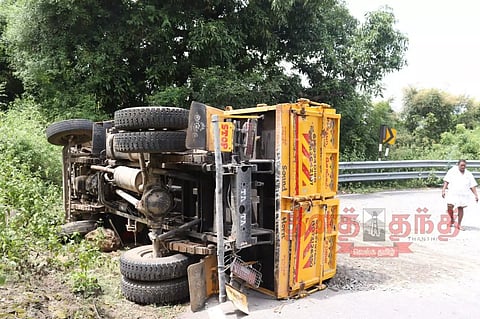 மலைப்பாதையில் கவிழ்ந்த லாரி