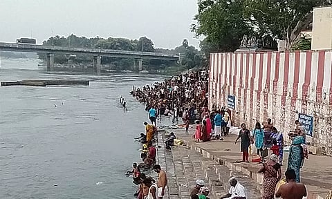 பவுர்ணமியை முன்னிட்டு பவானி கூடுதுறையில் குவிந்த பக்தர்கள்