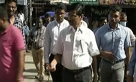 சென்னை, அசோக் நகரில் மழைநீர் வடிகால் பணிகளை ஆய்வு செய்து வருகிறார் தலைமைச் செயலாளர் வெ.இறையன்பு