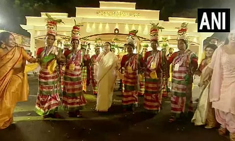 கொல்கத்தா: துர்கா பூஜையில் பழங்குடியினருடன் சேர்ந்து நடனமாடிய மம்தா பானர்ஜி...!