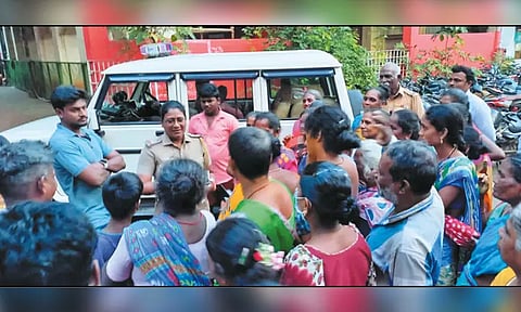 கொருக்குப்பேட்டையில் சாலை மறியல் செய்ய வந்தவர்களை தடுத்து நிறுத்திய போலீசார்