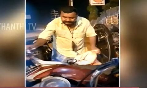 பைக்கில் மதுபானங்களை பதுக்கி வைத்து விற்கும் ஓய்வுப்பெற்ற காவலர்