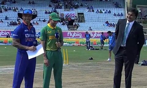 டாஸ் போடச்சென்ன வர்ணணையாளர்.. நாணயம் இல்லை எனக்கூறிய தவன்... வைரல் வீடியோ