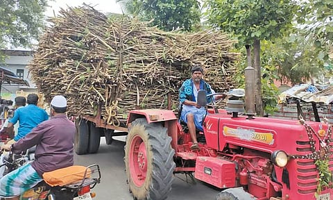அதிகபாரம் ஏற்றிவரும் கரும்பு வாகனங்களால் போக்குவரத்து நெரிசல்; நடவடிக்கை எடுக்க பொதுமக்கள் கோரிக்கை