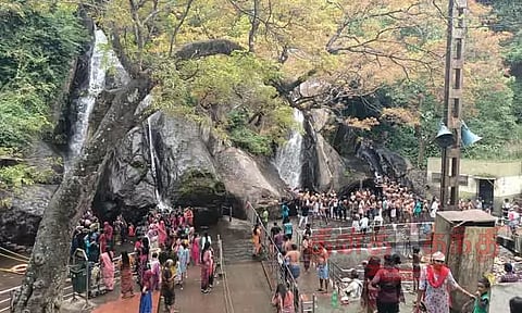 குற்றாலம் ஐந்தருவியில் குவிந்த சுற்றுலா பயணிகள்