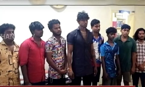 பட்டாகத்தியால் கேக் வெட்டி பிறந்தநாள் கொண்டாட்டம் - திருடுவதற்கு திட்டமிட்டிருந்தது அம்பலம்