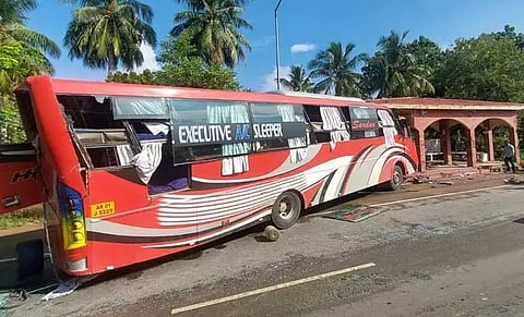 திண்டிவனம் அருகே பயணிகள் நிழற்குடைக்குள் புகுந்த ஆம்னி பஸ்; 18 பேர் காயம்