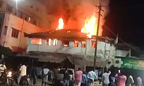 முன்னாள் கவுன்சிலரின் கட்டிடத்தில் பயங்கர தீ