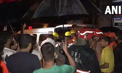 டெல்லியில் கட்டடம் இடிந்து விழுந்து விபத்து; பலி எண்ணிக்கை 3 ஆக உயர்வு