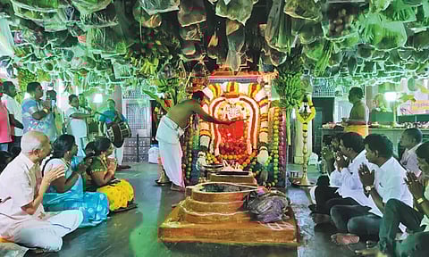 புரட்டாசி மாத பவுர்ணமியையொட்டி திருவேற்காடு தேவி கருமாரியம்மன் கோவிலில் 5 டன் காய்கறி, பழங்களால் நிறைமணி காட்சி