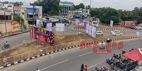 மோகனூரில் முக்கோண வடிவ ரவுண்டானாவால் போக்குவரத்து நெரிசல் மாற்றி அமைக்க பொதுமக்கள் கோரிக்கை