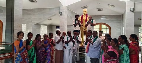 பென்னிகுயிக் சிலைக்கு விவசாயிகள் மாலை அணிவித்து மரியாதை