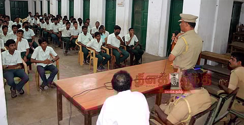 போதை பொருள் குறித்து மாணவர்களுக்கு விழிப்புணர்வு