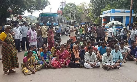 காதலனை கைது செய்யக்கோரி உறவினர்கள் மறியல்