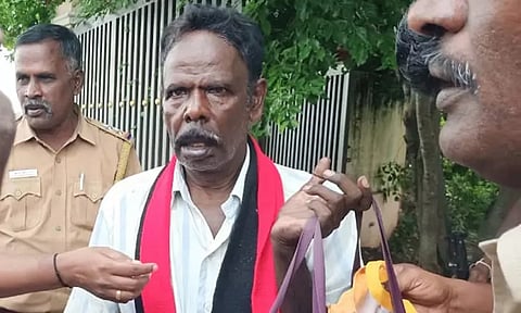 மண்எண்ணெய் பாட்டிலுடன் வந்த தி.மு.க. நிர்வாகியால் பரபரப்பு