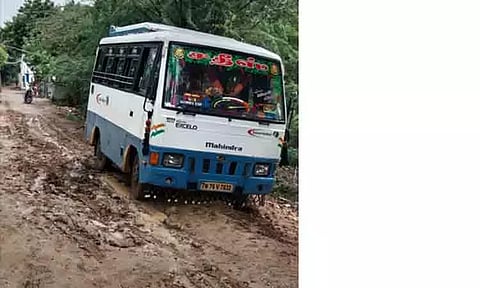 தார்சாலையை சீரமைக்க கோரிக்கை