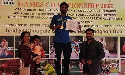 நேஷனல் பேட்மிண்டன் போட்டி: புதுக்கோட்டை வாலிபர் தங்கம் வென்று சாதனை