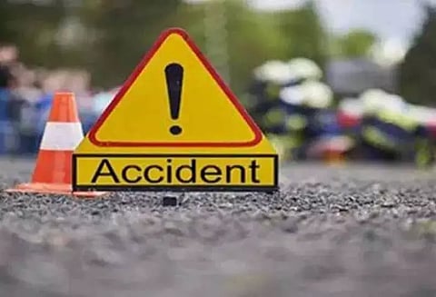 டயர் வெடித்ததால் அரசு பஸ் கவிழ்ந்தது; டிரைவர் நசுங்கி சாவு