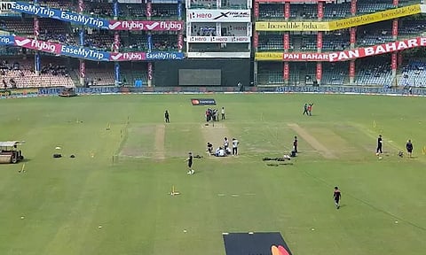 3வது ஒருநாள் போட்டி: டாஸ் சுண்டுவதில் தாமதம் - காரணம் என்ன?