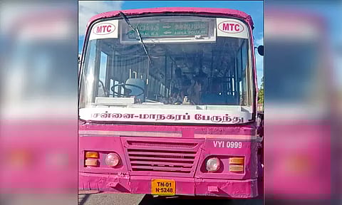 'பிங்க்' நிற பஸ்சில் பச்சை நிற பெயர் பலகை.. கண்டக்டர் டிக்கெட் கேட்பதால் பெண்கள் அதிர்ச்சி