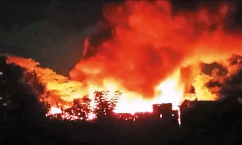 கூடுவாஞ்சேரி அருகே பழைய இரும்பு கடையில் பயங்கர தீ விபத்து - போலீசார் விசாரணை