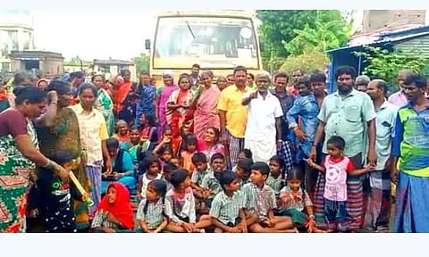 பள்ளிக்கு கட்டிடம் கட்டி தரக்கோரி பொதுமக்கள் சாலை மறியல்