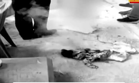 சென்னை ஐகோர்ட்டு வளாகத்தில் தீக்குளித்த நபரால் பரபரப்பு