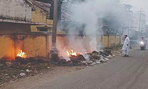 தீ வைத்து கொளுத்தப்படும் குப்பைகள்